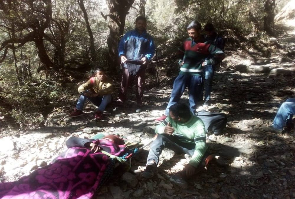 Villagers carry patient on their back and walk 18 kilometers for admitted in hospital