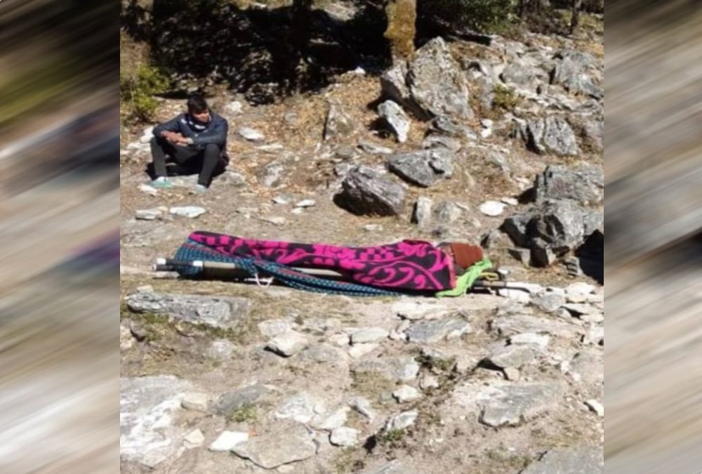 Villagers carry patient on their back and walk 18 kilometers for admitted in hospital