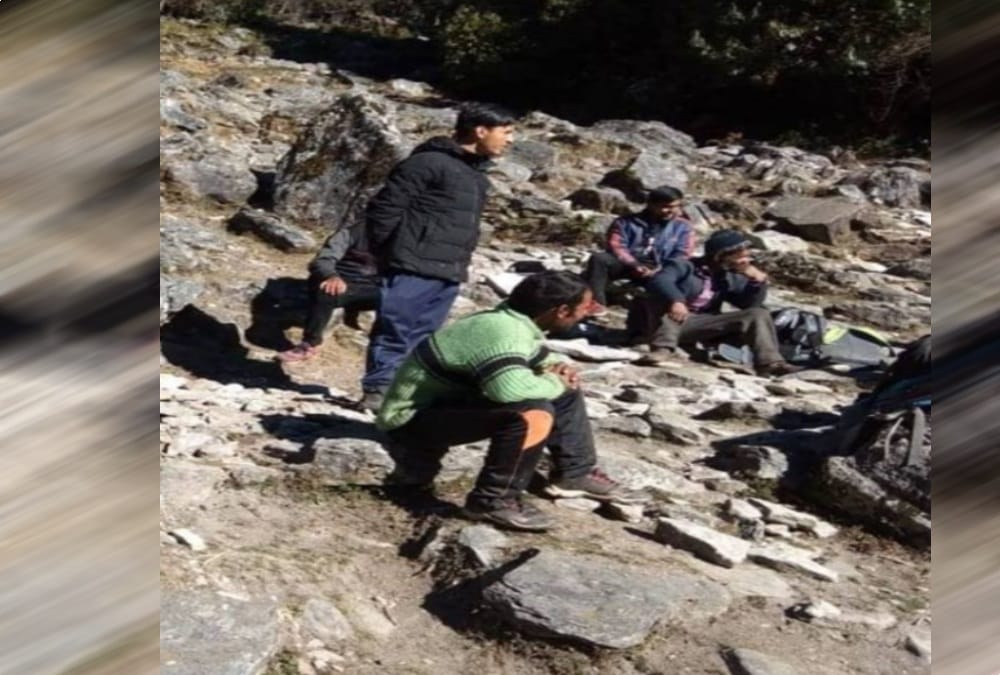 Villagers carry patient on their back and walk 18 kilometers for admitted in hospital