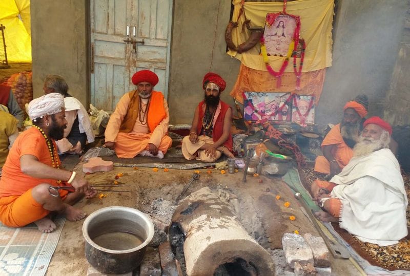 कई राज्यों के महंतों ने रमाई धूनी