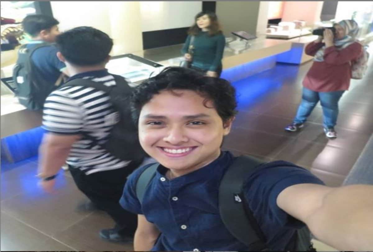 viral news man who look like women and show i card to proof his identity