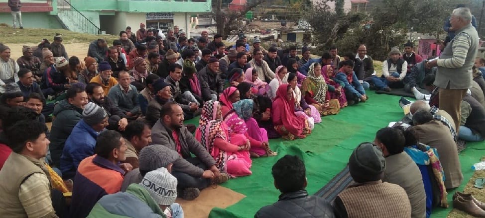 Kunjwal is sitting on the dais with the party workers in Lamgada