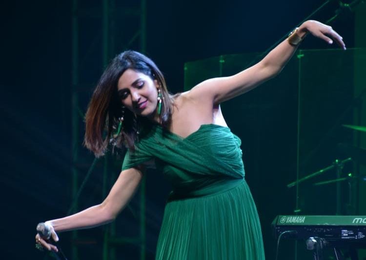 playback singer neeti mohan concert in varanasi