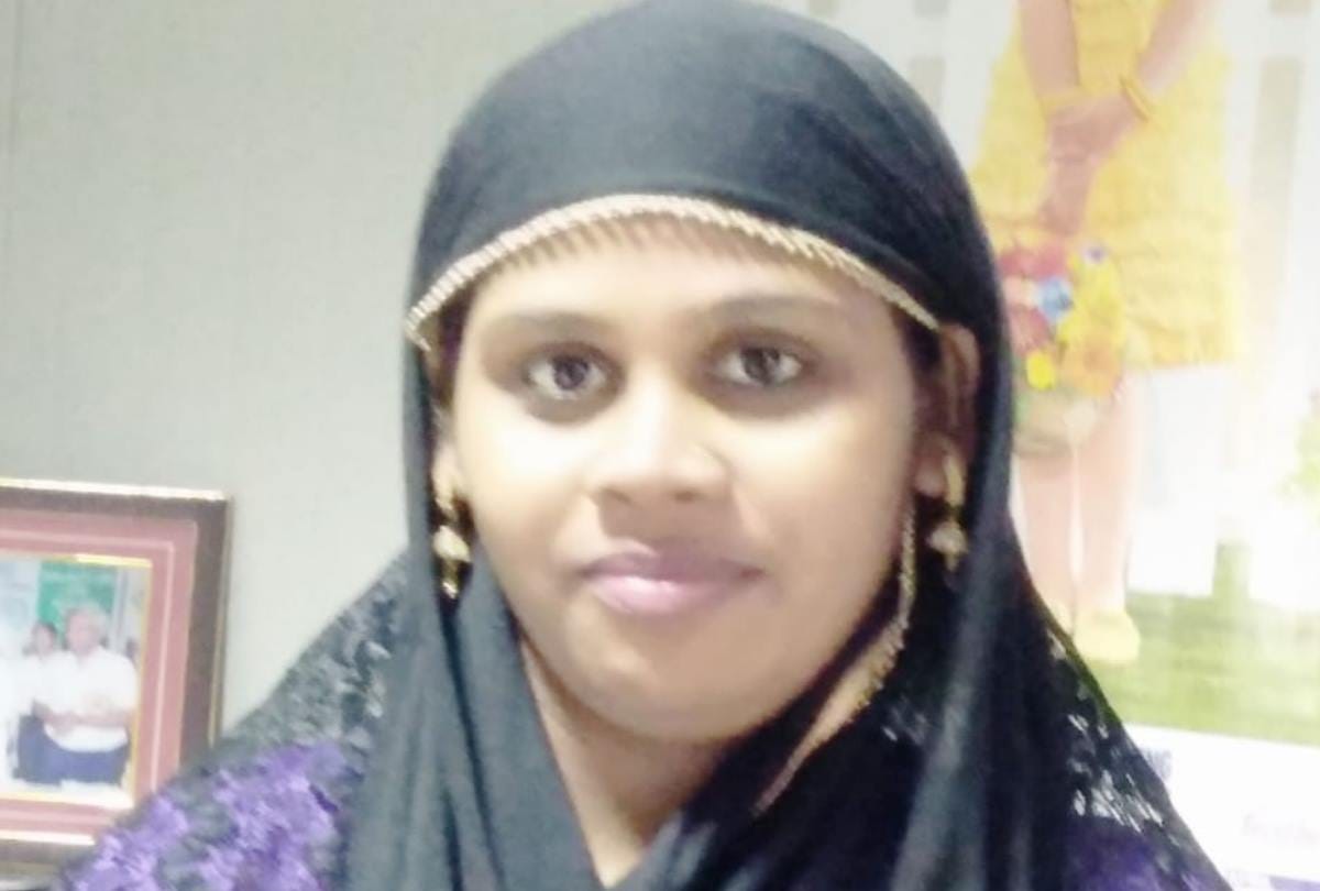 pregnant women taking help of yoga to avoid complication of delivery