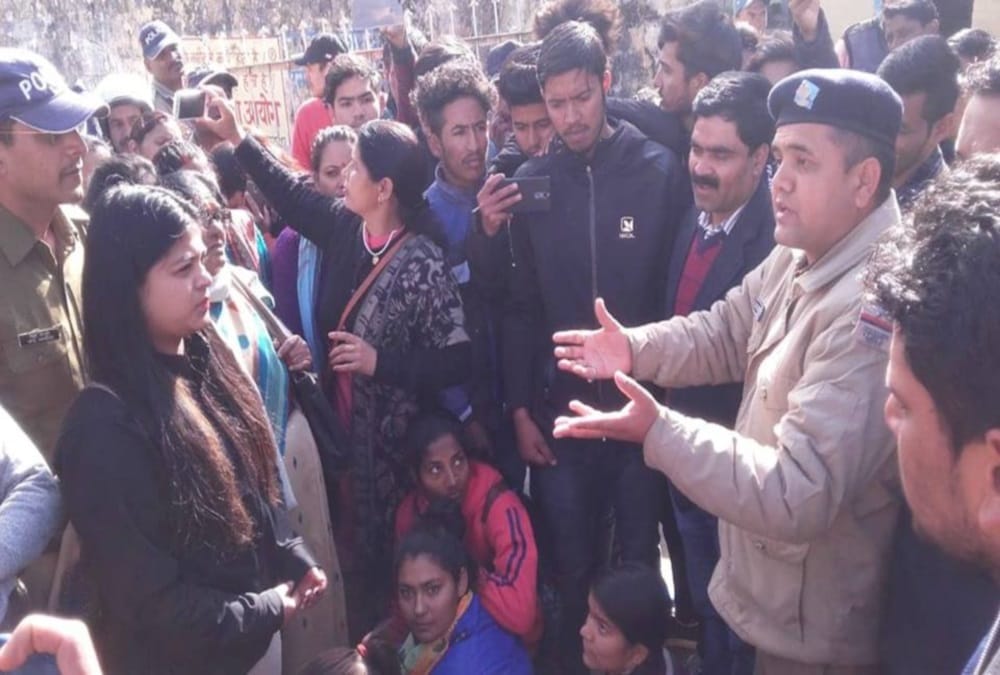 Students demand to death punishment for accused of fire on Girl case