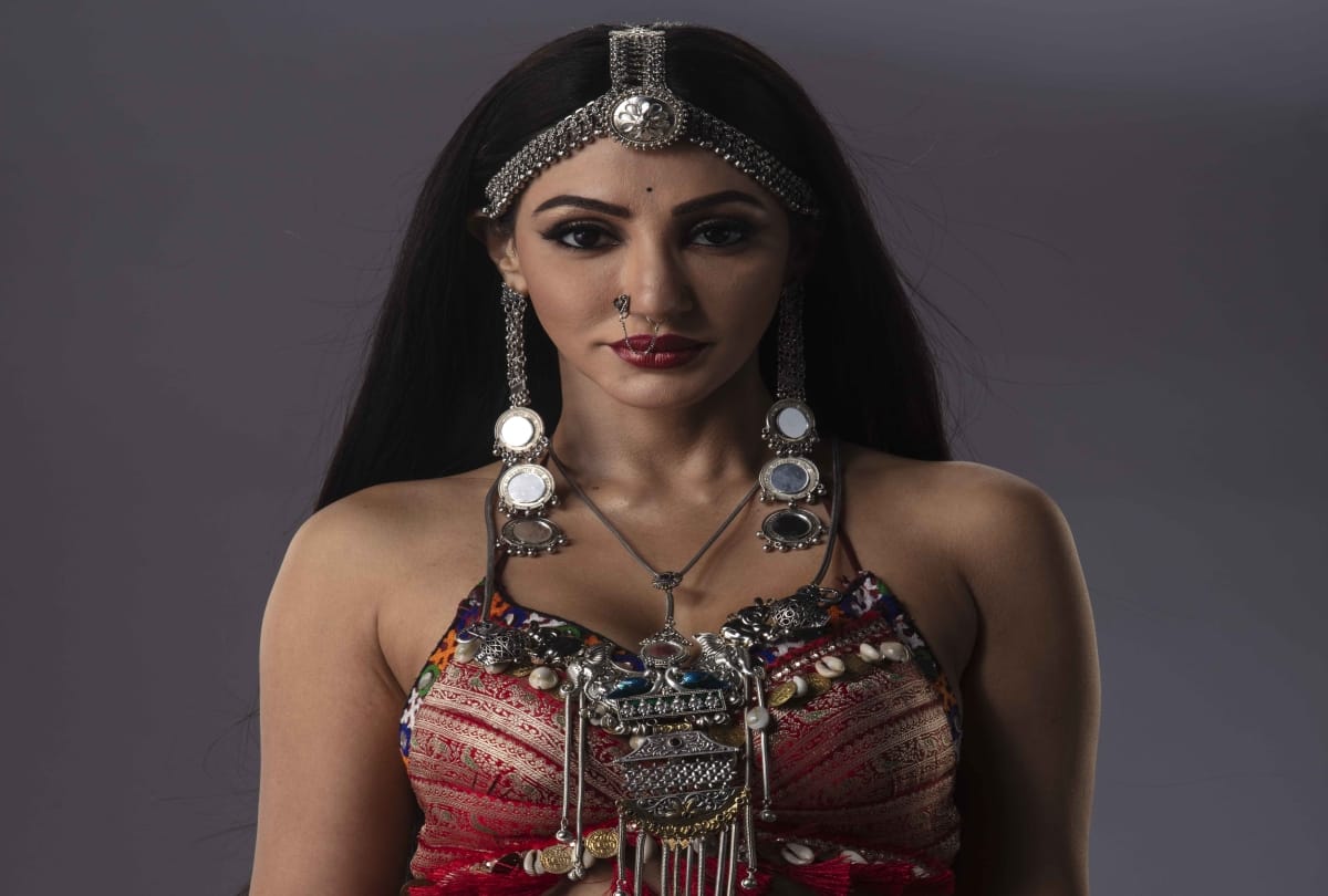 Zeeshan Khan announces relationship with Reyhna Pandit with a kiss