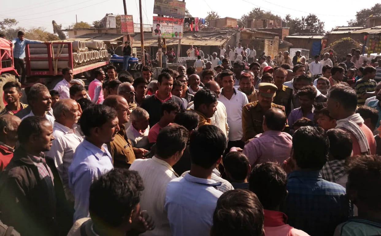 कसया-तमकुही मार्ग को जाम कर किसानों ने किया प्रदर्शन