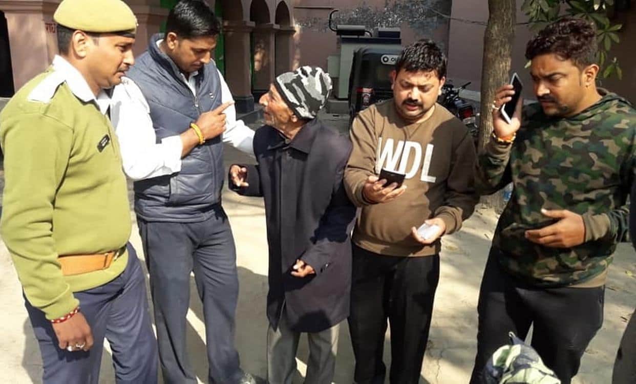 two constable of traffic police done well done job at varanasi