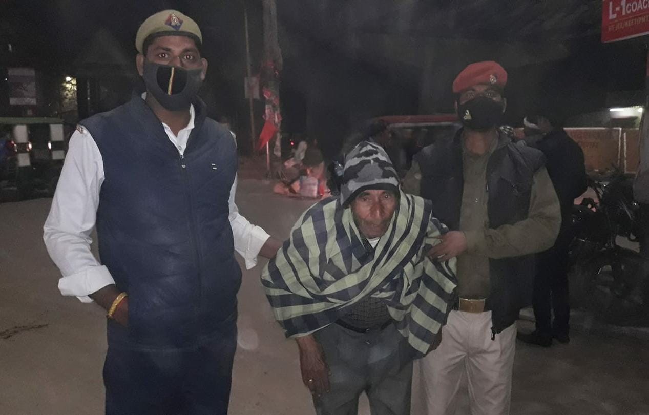 two constable of traffic police done well done job at varanasi