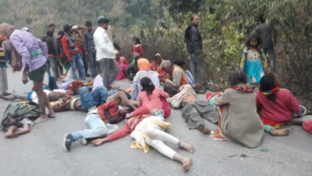 major accident in sonbhadra four killed after truck overturn in vally