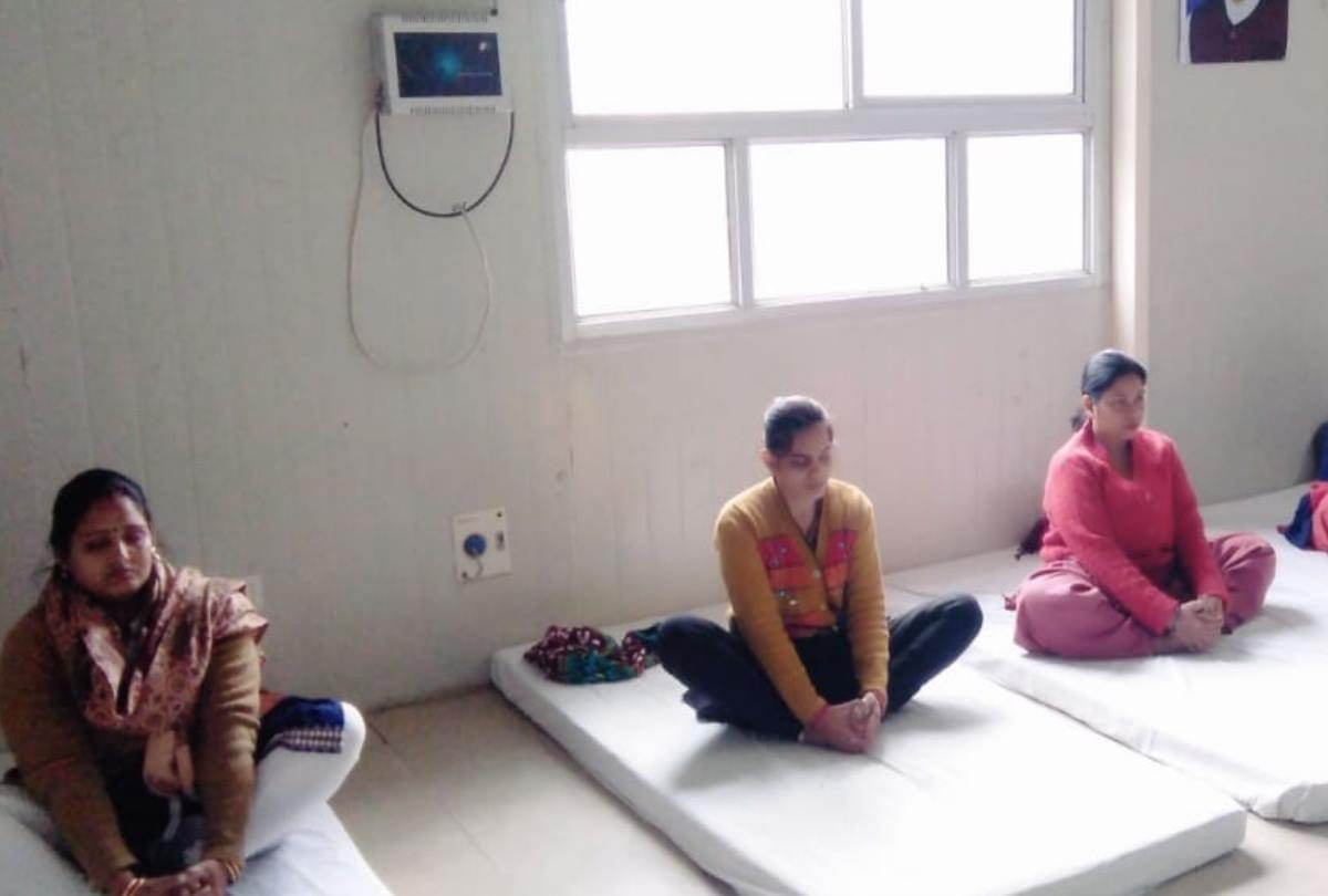 pregnant women taking help of yoga to avoid complication of delivery