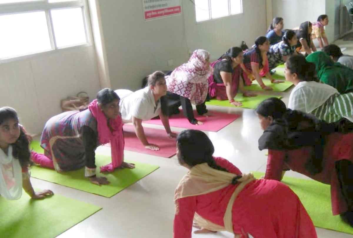 pregnant women taking help of yoga to avoid complication of delivery
