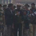 वाघा बॉर्डर पर घरवालों से गले मिलते हामिद