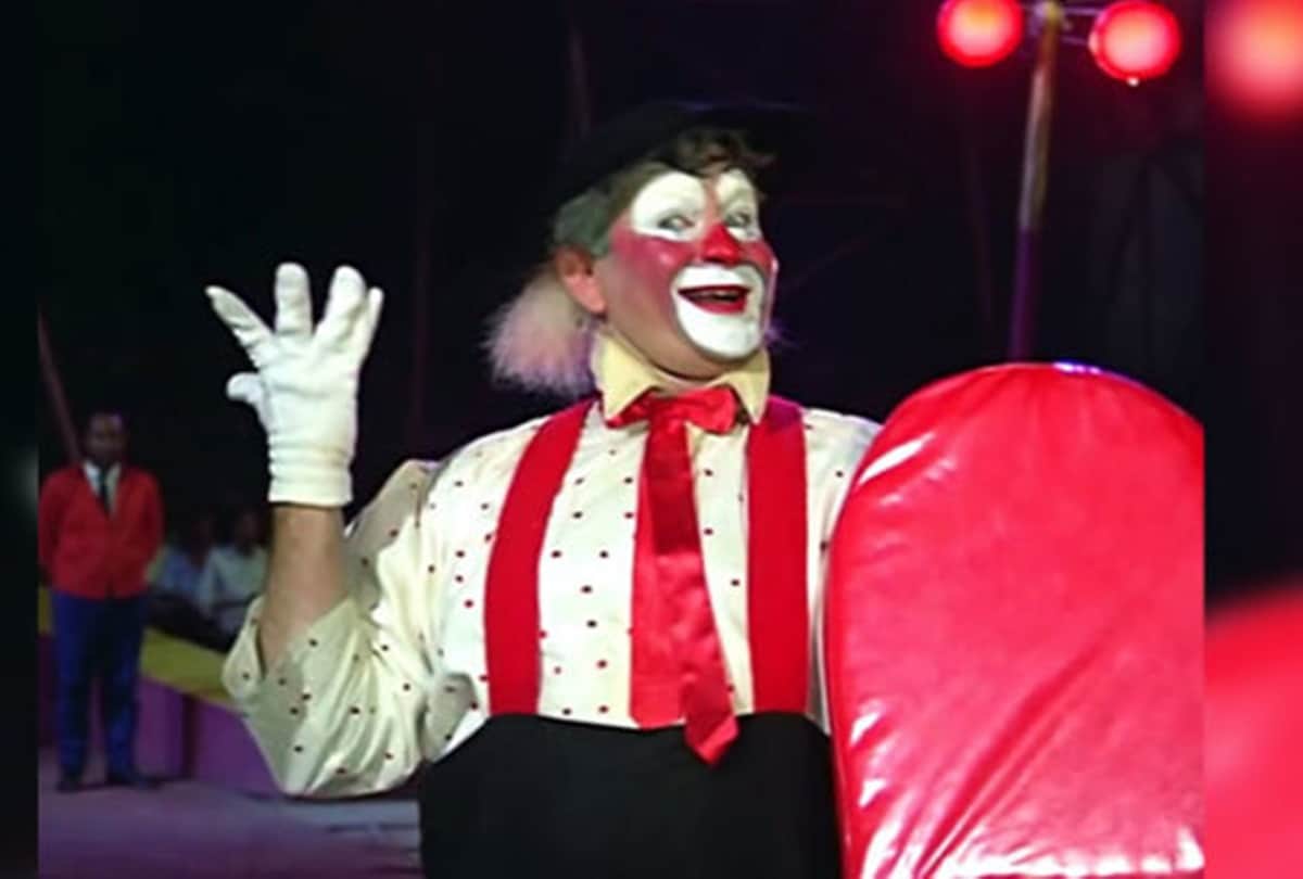 Raj kapoor film Mera Naam Joker Romantic scene Simi Grewal and Rishi kapoor had a funny backstory