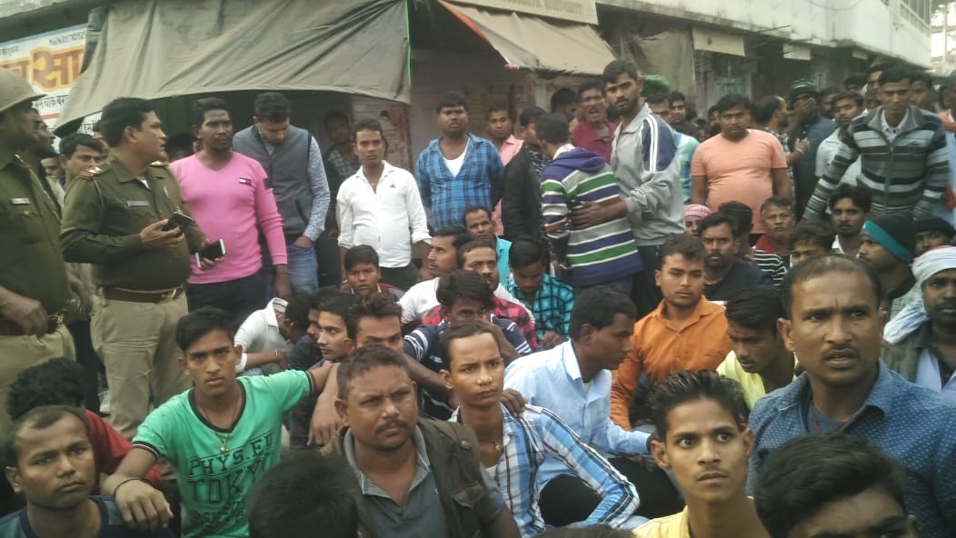 दो गांवों के लोग भिड़े, बाजार में की तोड़फोड़