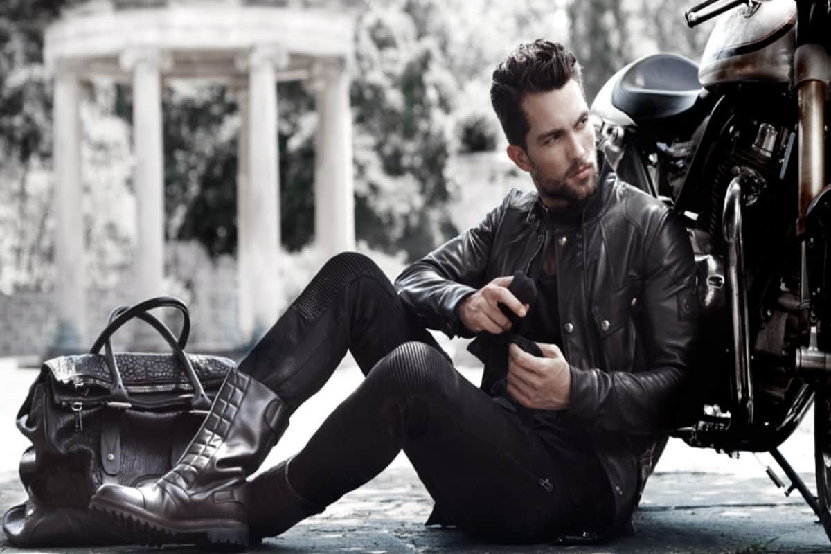 Always keep these 5 things while riding a bike that includes helmet to riding gloves