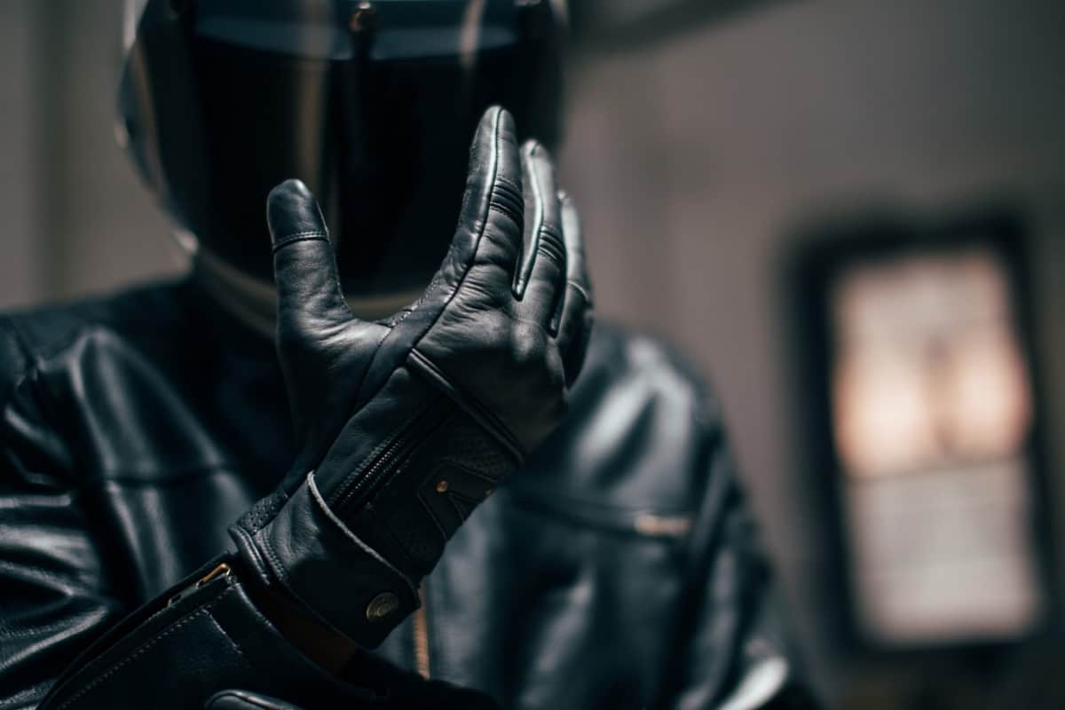 Always keep these 5 things while riding a bike that includes helmet to riding gloves