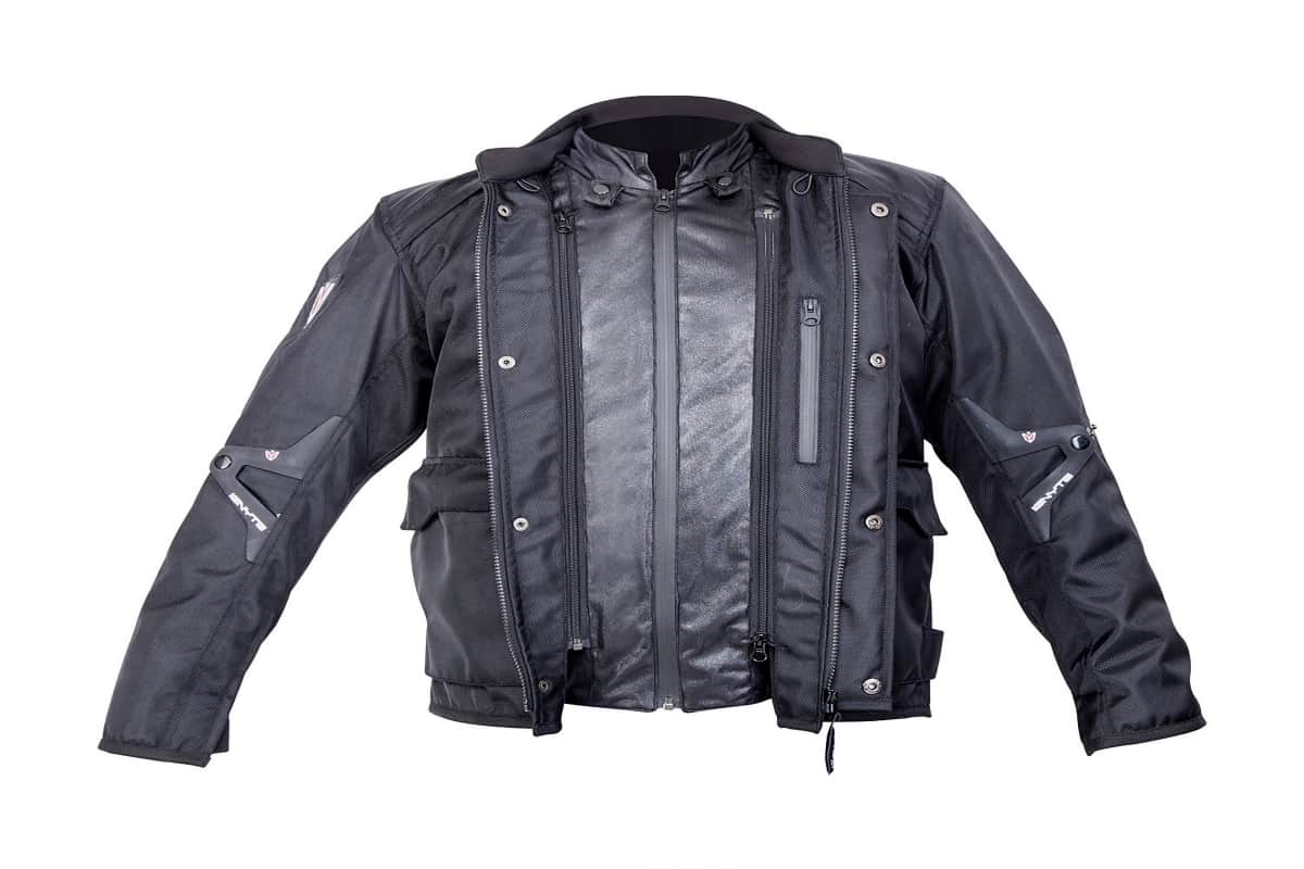 Always keep these 5 things while riding a bike that includes helmet to riding gloves