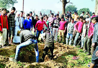 Former MLA of SP sitting in the pit of Samadhi