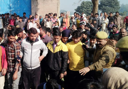 Former MLA of SP sitting in the pit of Samadhi