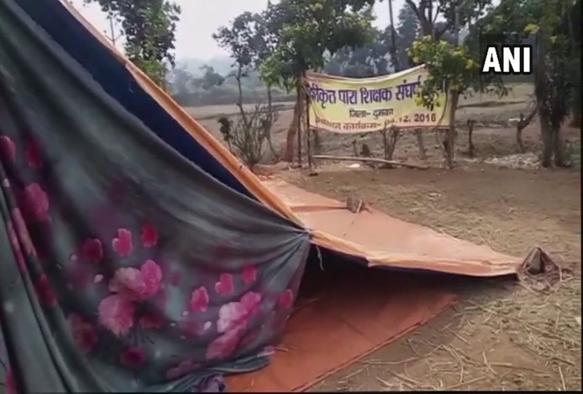 Teacher died in front of minister louis marandi house dumka