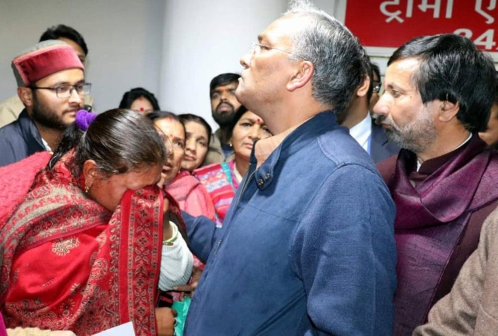 Pauri Burnt Girl Mother unconscious and crying to saw daughter dead body 