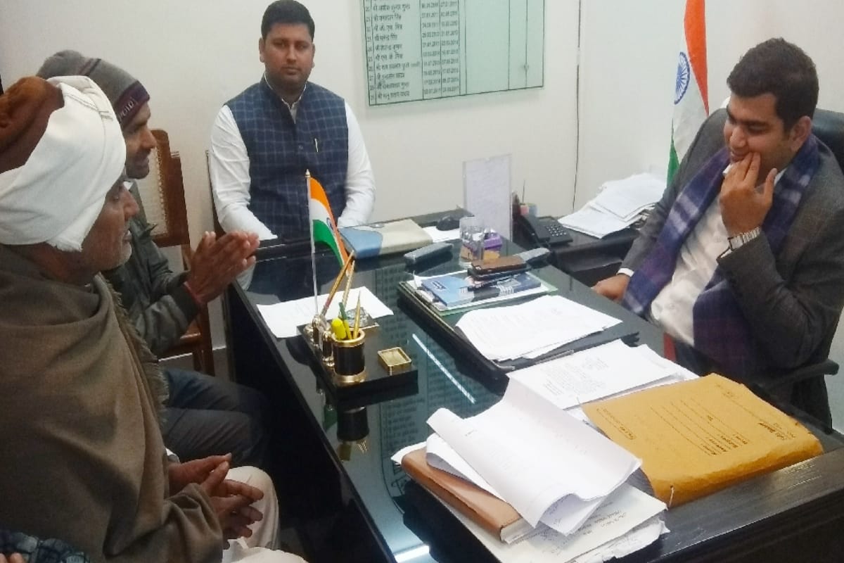 Baghpat: Haryana farmer growing corps on the land of up farmer Demand SDM   for action