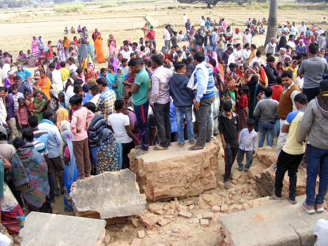 three friends died after wall collapse on them at ghazipur
