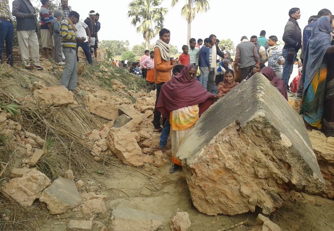three friends died after wall collapse on them at ghazipur