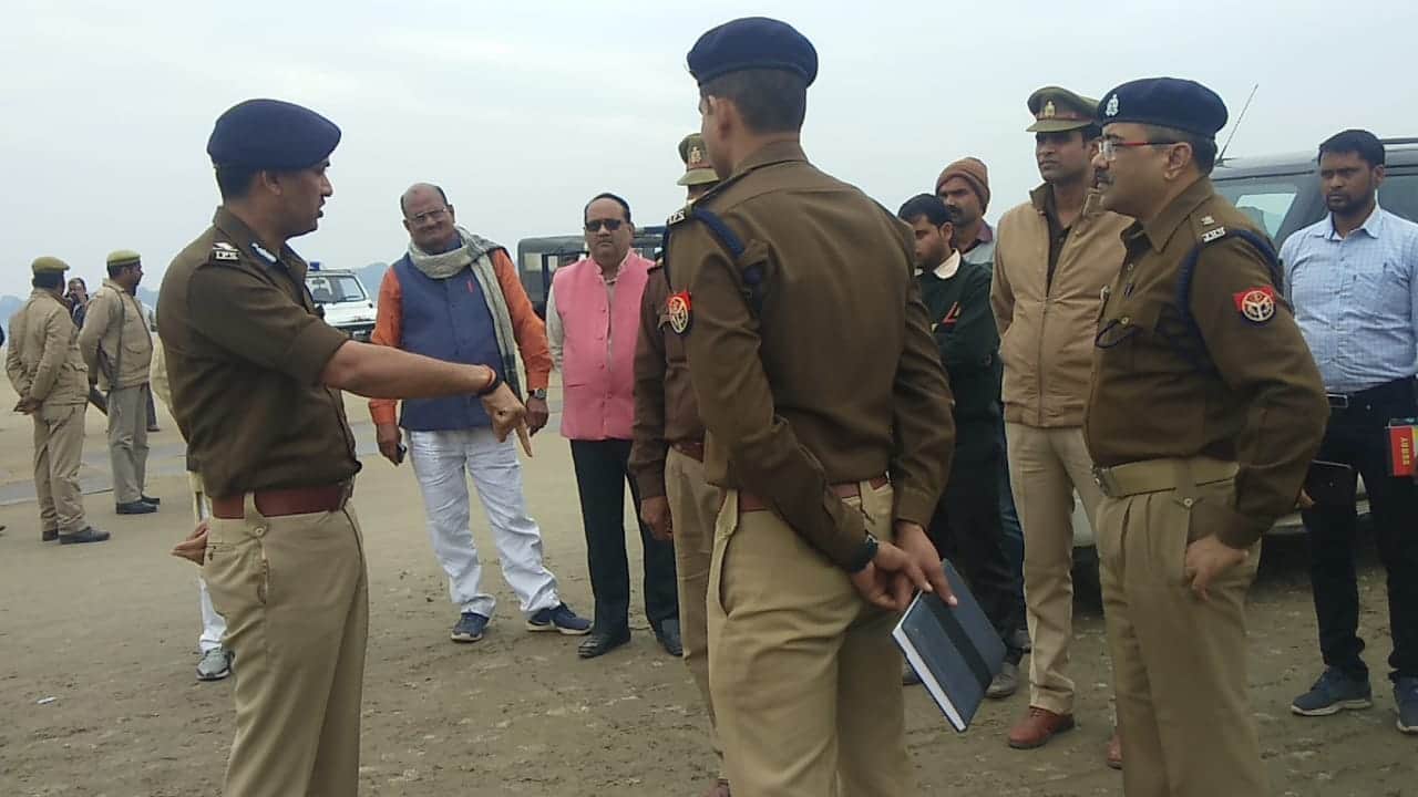 three friends died after wall collapse on them at ghazipur