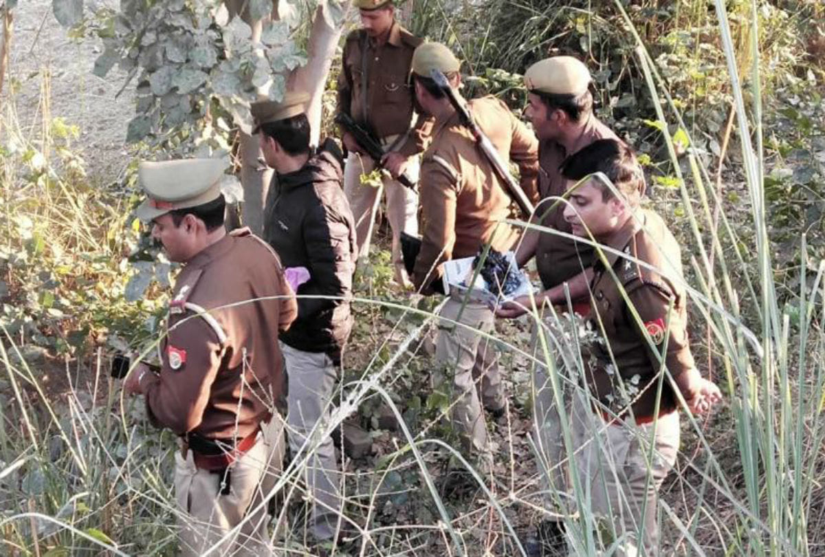 tried to burn school girl alive by two youth in agra