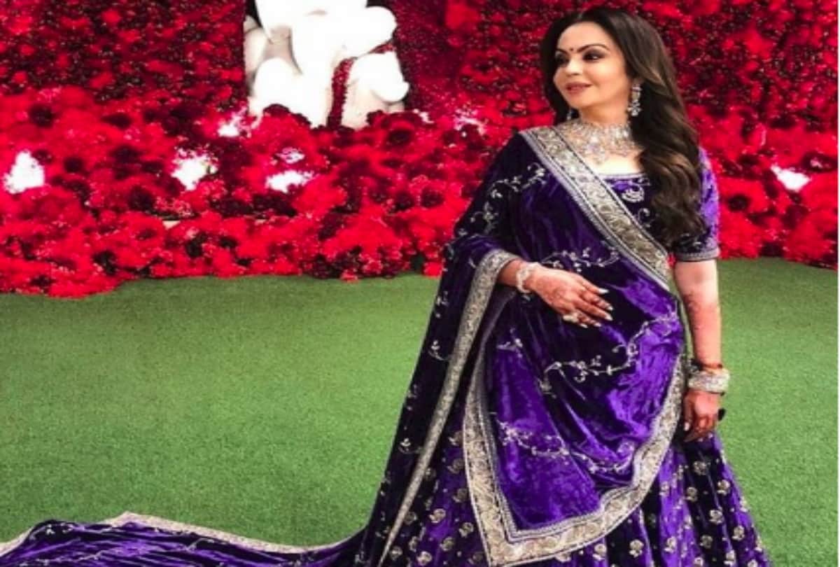 nita ambani spent lots of money for royal dresses at daughter isha ambani royal wedding