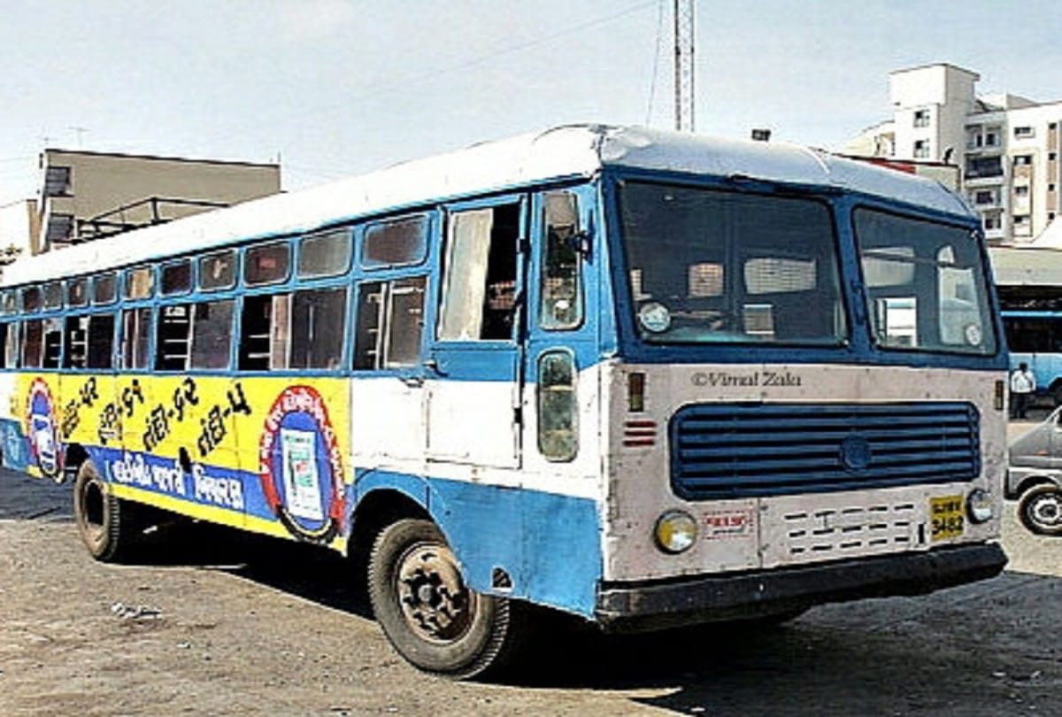 Old buses of State Transport Corporation becoming house of poor people in gujarat