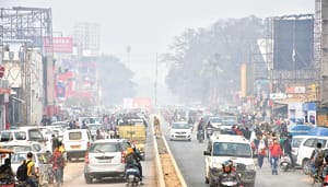 बर्फीली हवाओं ने बढ़ाई ठंड, छाई धुंध