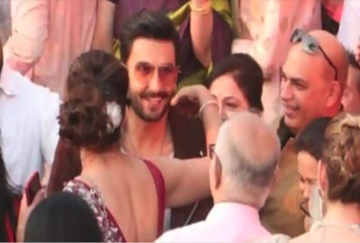 Ranveer Singh gatecrashes wedding during Simmba promotion,video viral