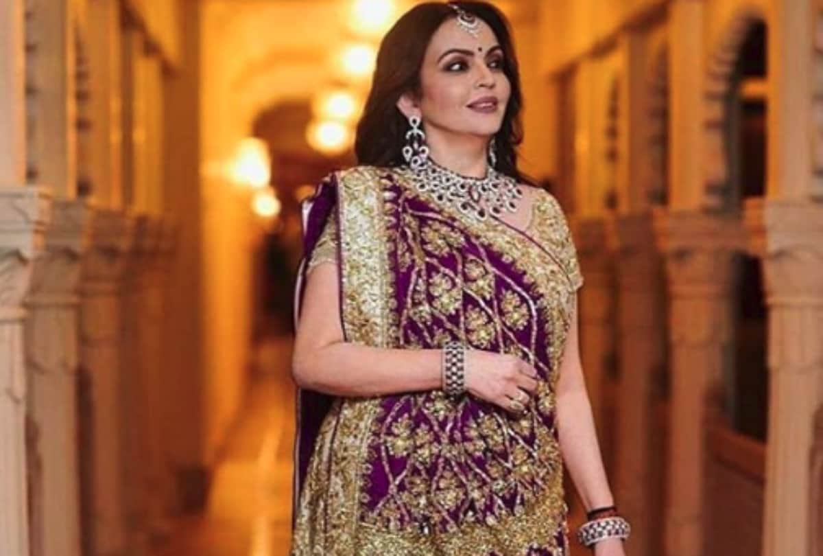 nita ambani spent lots of money for royal dresses at daughter isha ambani royal wedding