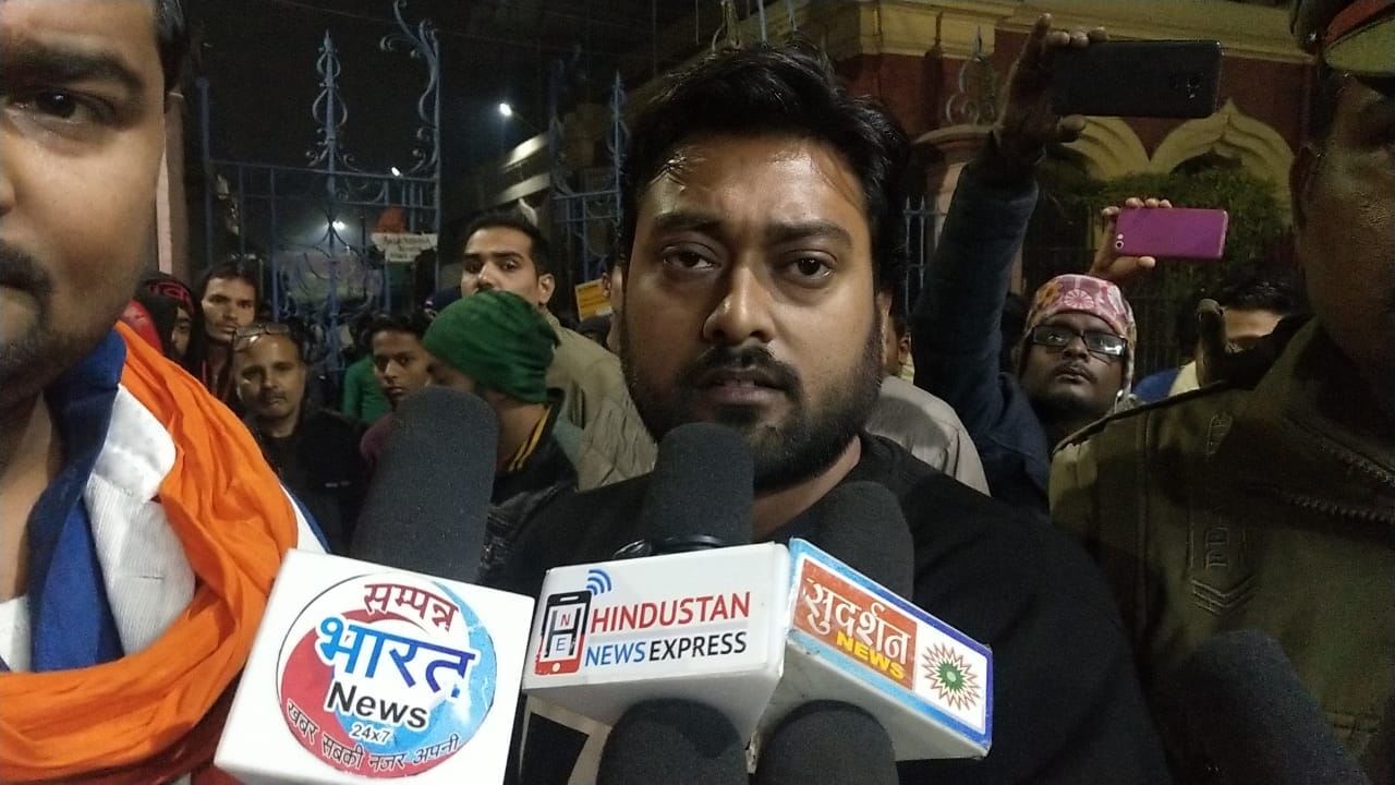 family make protest after patient death in hospital at varanasi