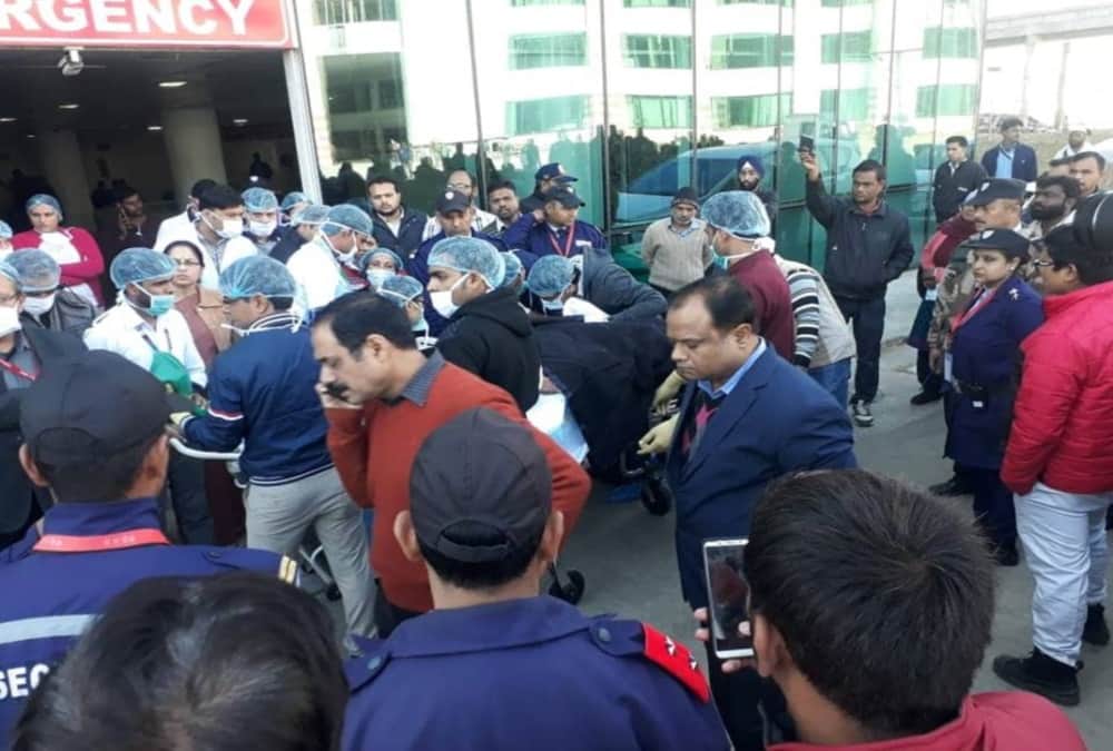 Burnt girl student refer to safdarjung hospital Delhi mother crying to see daughter