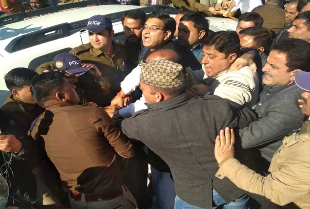 Bjp and Congress workers fight after rahul gandhi attack on pm narendra modi in dehradun