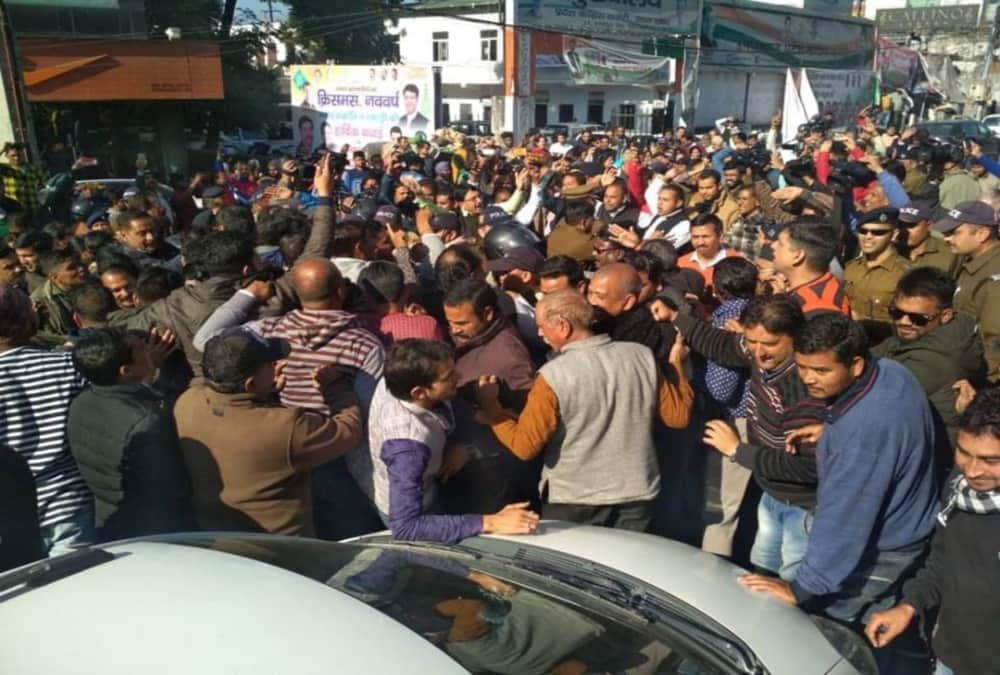 Bjp and Congress workers fight after rahul gandhi attack on pm narendra modi in dehradun