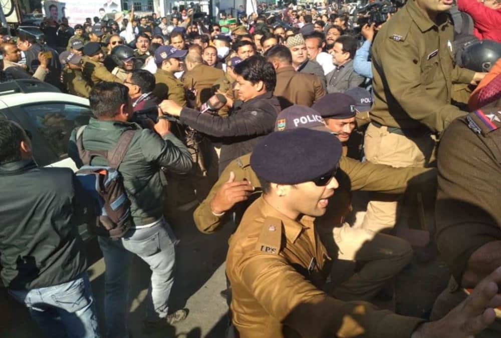 Bjp and Congress workers fight after rahul gandhi attack on pm narendra modi in dehradun