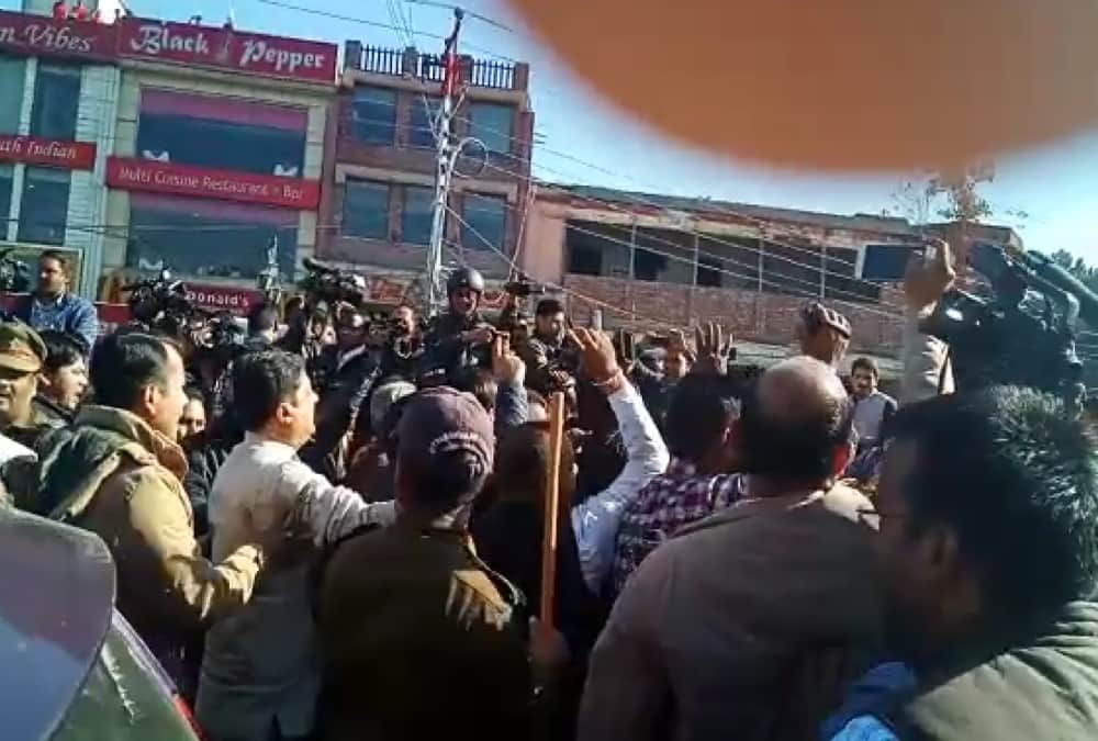 Bjp and Congress workers fight after rahul gandhi attack on pm narendra modi in dehradun