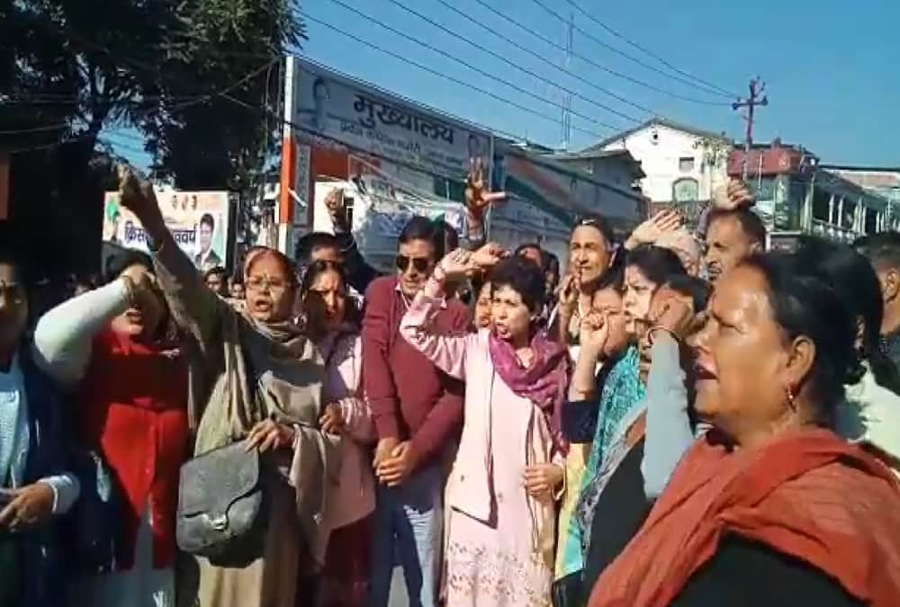 Bjp and Congress workers fight after rahul gandhi attack on pm narendra modi in dehradun