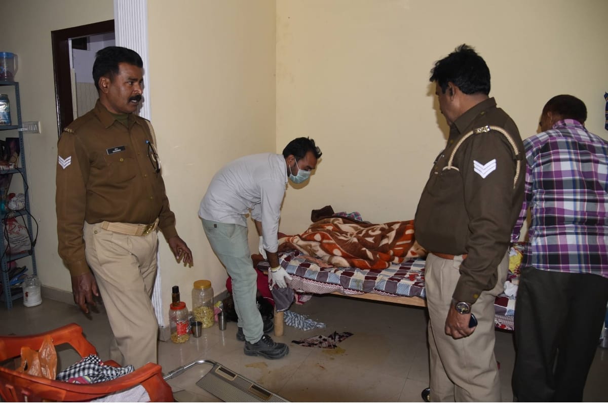 dead body of retired officer of BSNL found in room in lucknow