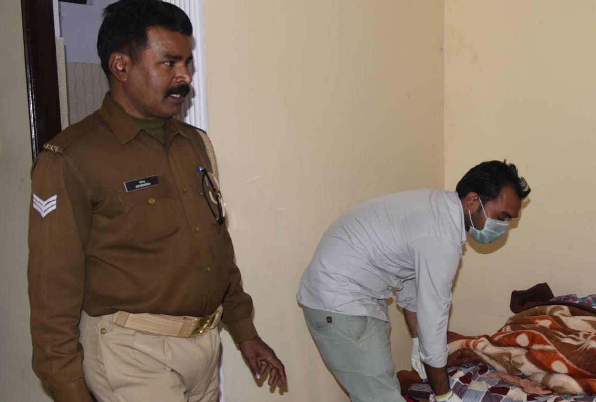 dead body of retired officer of BSNL found in room in lucknow