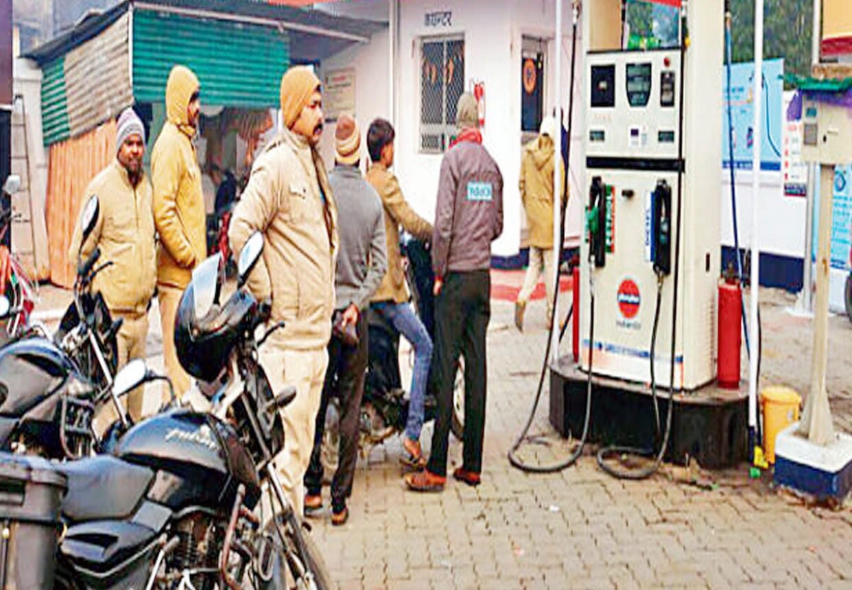 Salesman and watchman robbed on petrol pump by making hostage