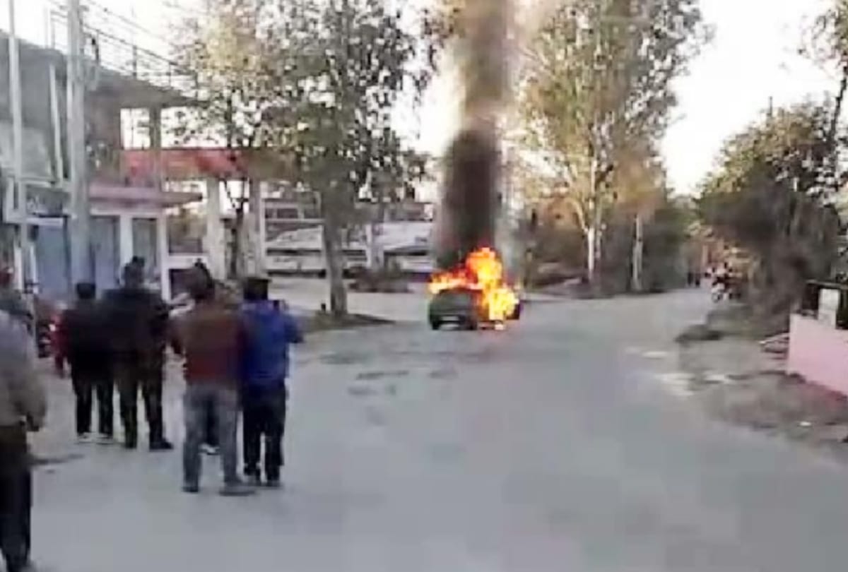 car on fire due to electric short circuit in mandi himachal