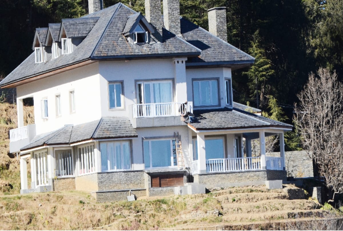 Priyanka gandhi Vadra entered home with her husband Robert Vadra in charabra shimla