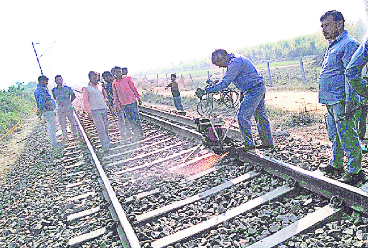 Sahranpur, Utkal Express train of try to overturn in uttar pradesh