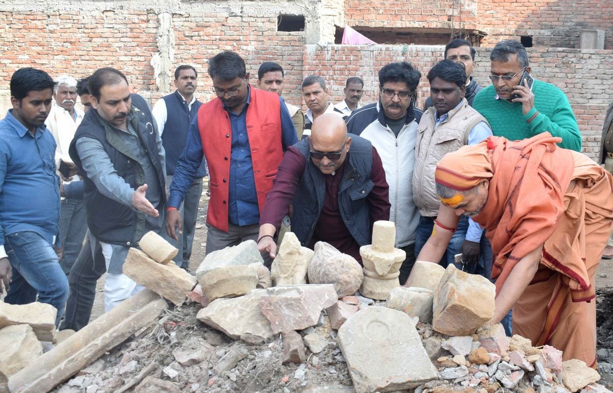 Shiva lingam thrown in dump in varanasi